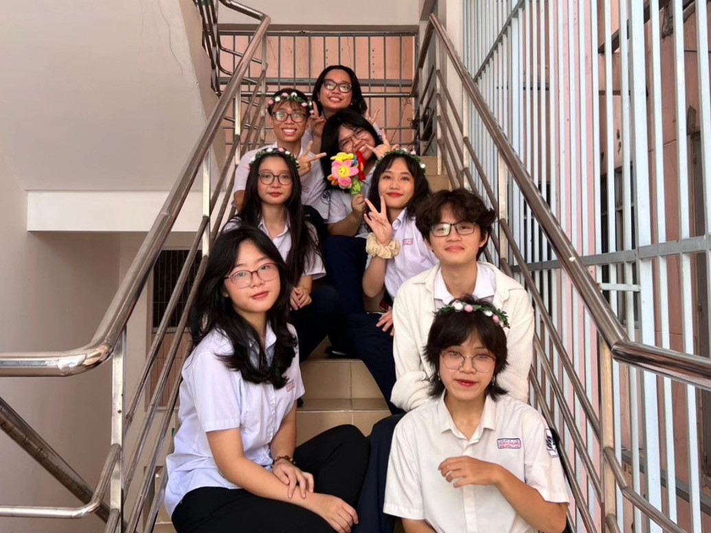 Cát Tường (phải, thứ 3 từ trên xuống) và các bạn học tại trường Phổ thông Năng khiếu. Cát Tường (phải, thứ 3 từ trên xuống) và các bạn học tại trường Phổ thông Năng khiếu.