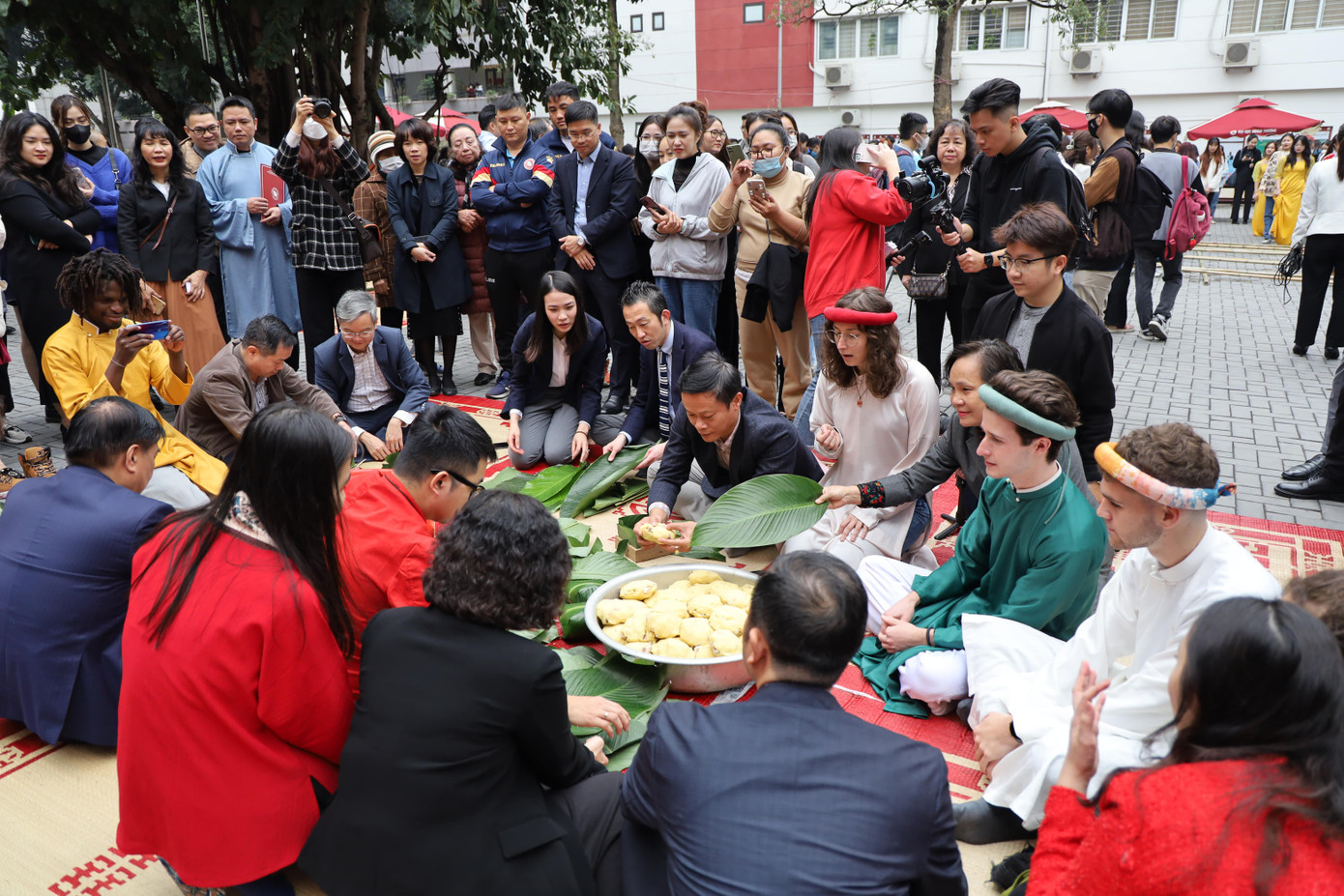 Hoạt động gói bánh chưng thu hút đông đảo giảng viên, sinh viên và sinh viên quốc tế đang học tập tại Nhà trường.