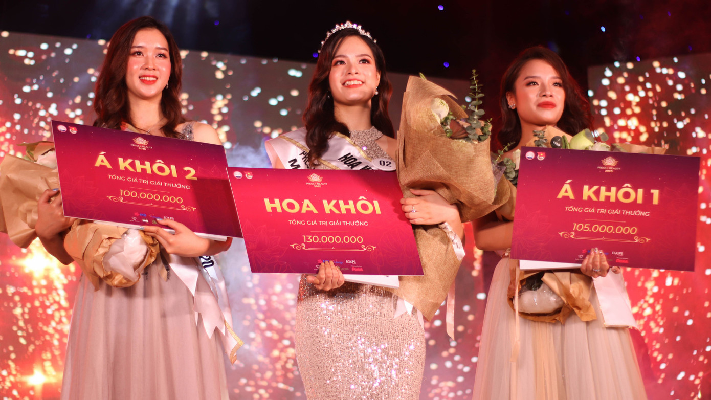 Nguyễn Khánh Linh (ở giữa) đăng quang danh hiệu cao nhất - Hoa khôi Press Beauty 2020.