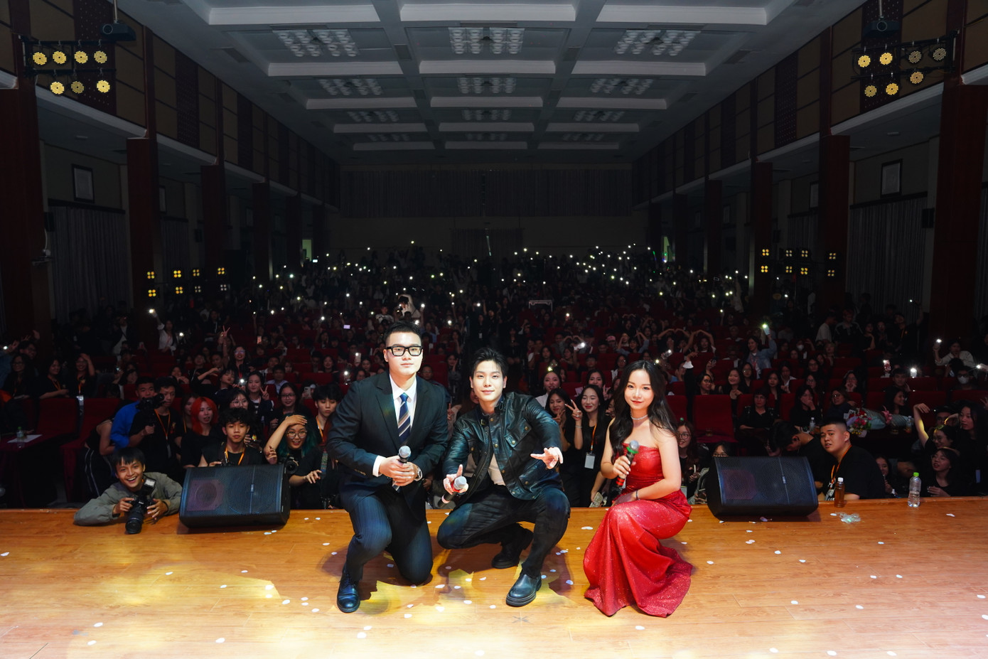 Quân A.P ghé thăm trường Báo lần đầu tiên.