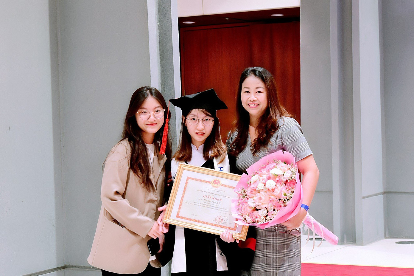 Chị Hảo bên hai con gái của mình. Chị Hảo bên hai con gái của mình.