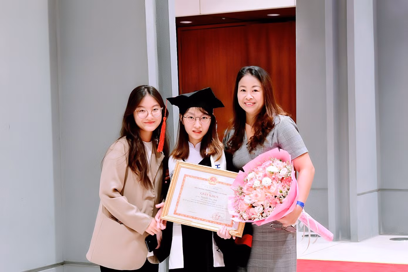 Chị Hảo bên hai con gái của mình.
