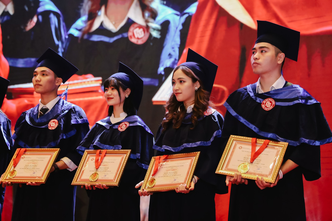 Diệu Linh là một trong 20 sinh viên tiêu biểu toàn khoá được vinh danh trong lễ tốt nghiệp đợt 1 năm 2023 của trường Đại học Ngoại thương. Diệu Linh là một trong 20 sinh viên tiêu biểu toàn khoá được vinh danh trong lễ tốt nghiệp đợt 1 năm 2023 của trường Đại học Ngoại thương.