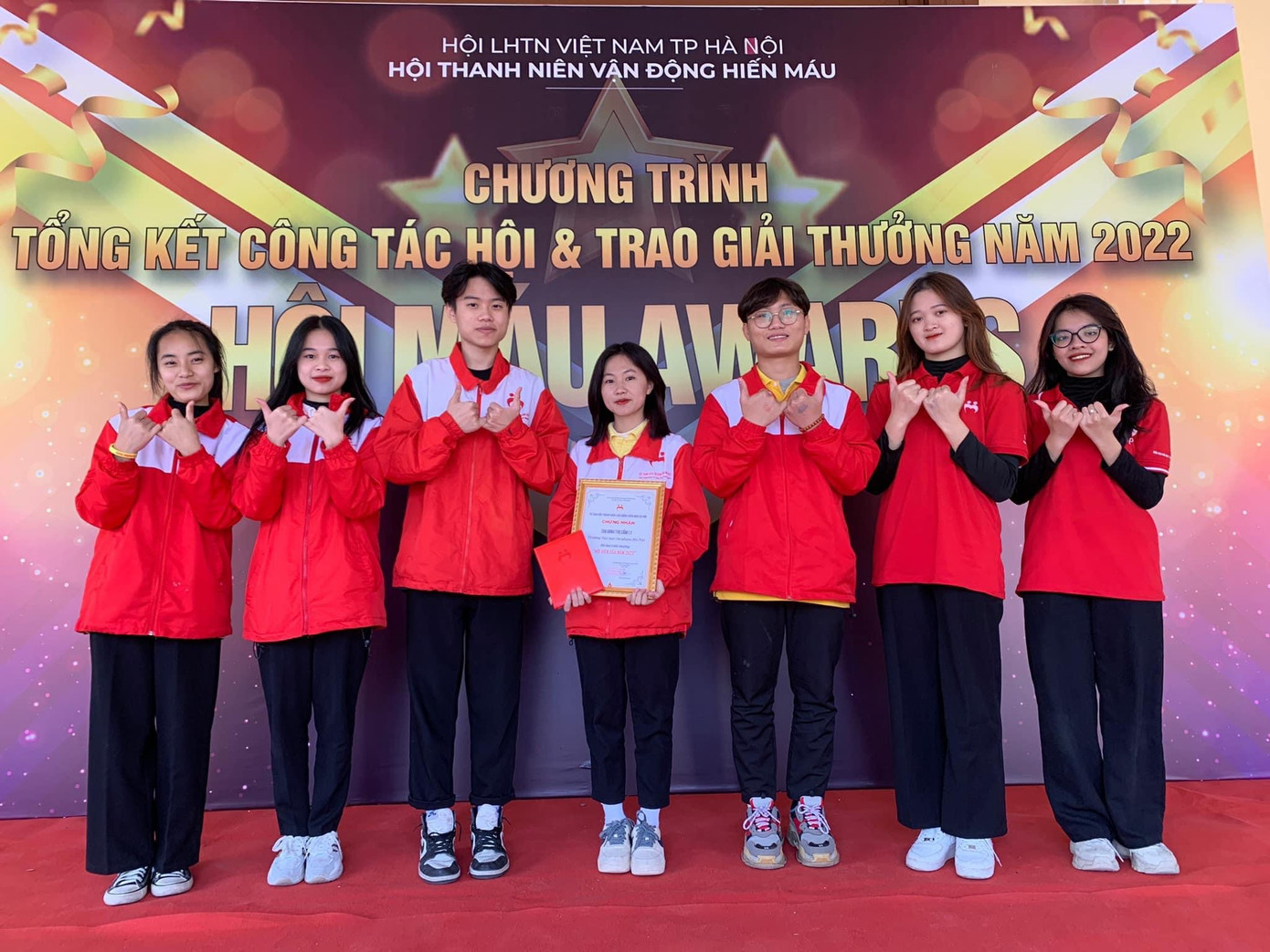 Nhận giải thưởng Hội viên của năm tại lễ tổng kết công tác Hội năm 2022 của Hội Thanh niên vận động hiến máu Hà Nội.
