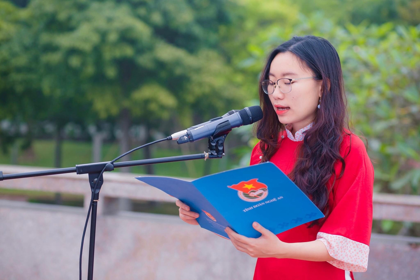 Nguyệt Anh trong bài phát biểu tại lễ dâng hương, báo công.