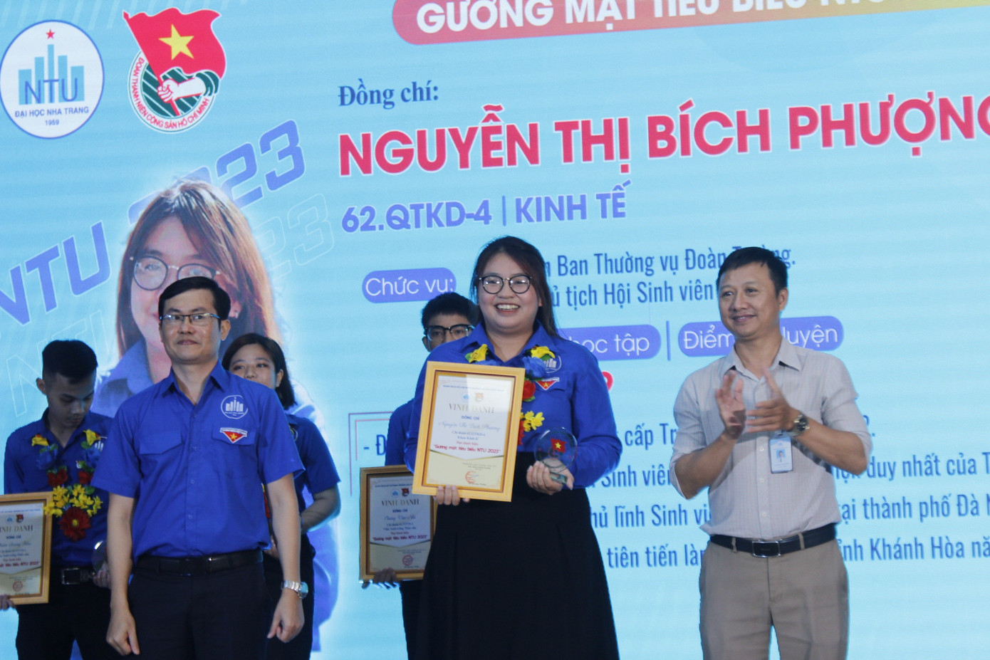 Bích Phượng được tuyên dương Top 10 sinh viên NTU tiêu biểu 2023. Bích Phượng được tuyên dương Top 10 sinh viên NTU tiêu biểu 2023.