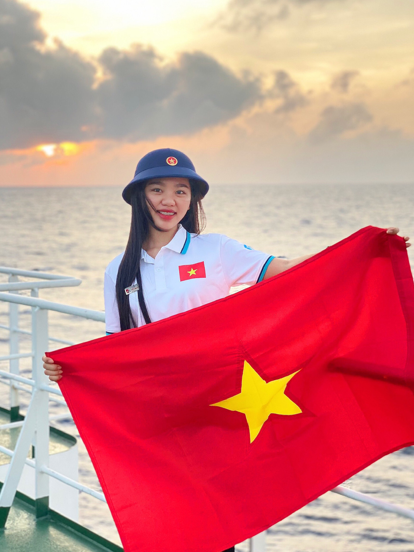 Mỹ Duyên và lá cờ Tổ quốc trên Tàu KN290.