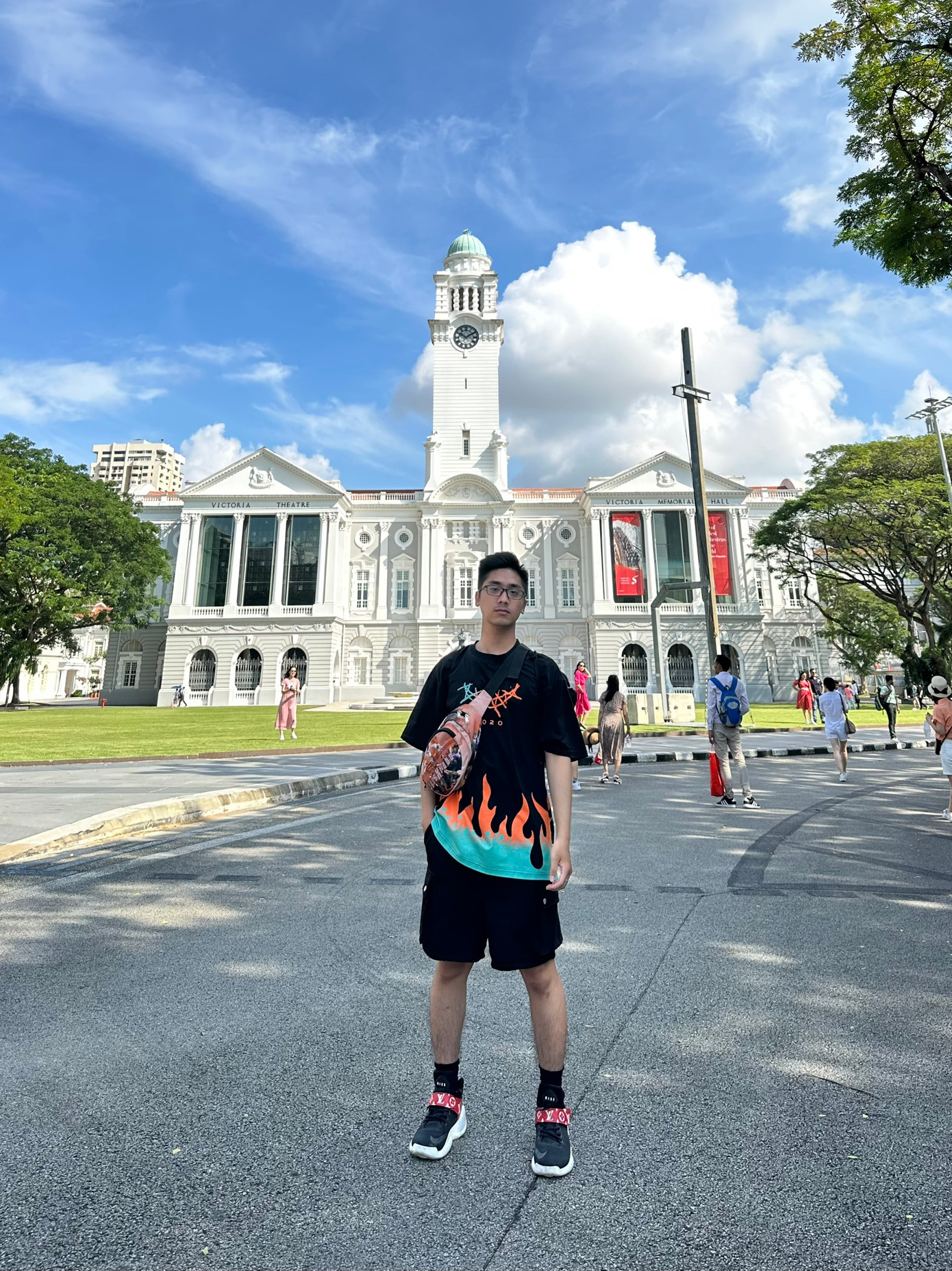 Anh tự kinh doanh các mặt hàng thời trang (giày thời trang, quần áo, phụ kiện,...) online trong khoảng thời gian rảnh. Anh tự kinh doanh các mặt hàng thời trang (giày thời trang, quần áo, phụ kiện,...) online trong khoảng thời gian rảnh.