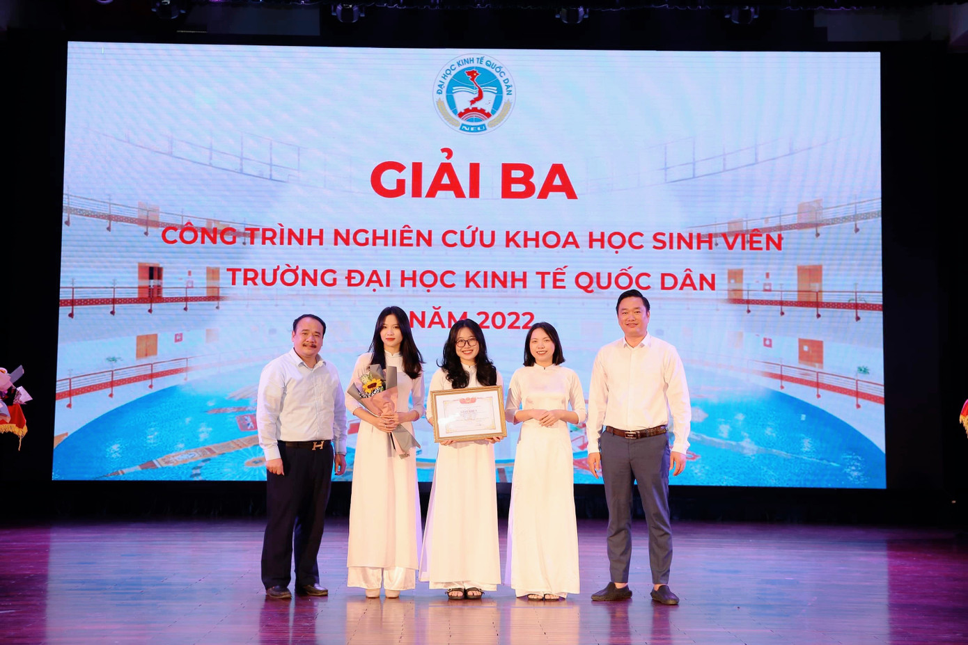 Kim Ngân cùng các cộng sự trong nhóm nghiên cứu nhận giấy khen của Hiệu trưởng nhà trường cho công trình đạt giải Ba Nghiên cứu khoa học.