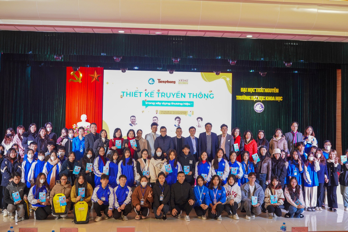 Đại diện sinh viên lên sân khấu chụp ảnh lưu niệm cùng các đại biểu.