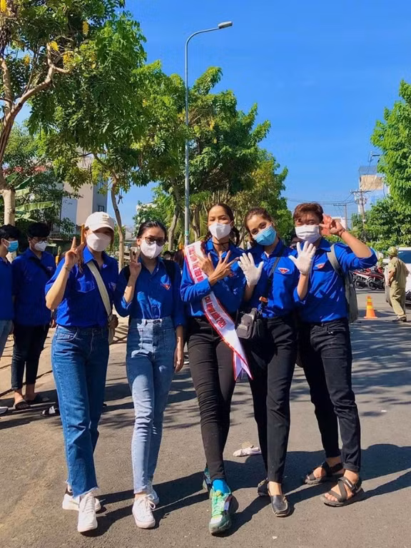 Hồng Hạnh (Bên trái ngoài cùng) tham gia “Vệ sinh Tuyến Kênh Hy Vọng - Tân Trụ” trong chương trình “Trí thức khoa học trẻ tình nguyện Thành phố Hồ Chí Minh” lần thứ 13 - năm 2022 cùng hoa hậu H’Hen Niê.