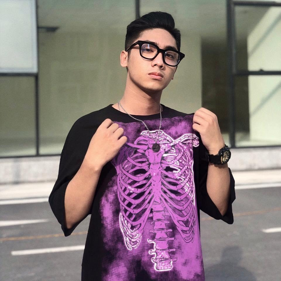 Nguyễn Xuân Anh (sinh năm 2000) tốt nghiệp bằng giỏi 2 trường: Đại học Thương mại và Đại học Hà Nội. Nguyễn Xuân Anh (sinh năm 2000) tốt nghiệp bằng giỏi 2 trường: Đại học Thương mại và Đại học Hà Nội.