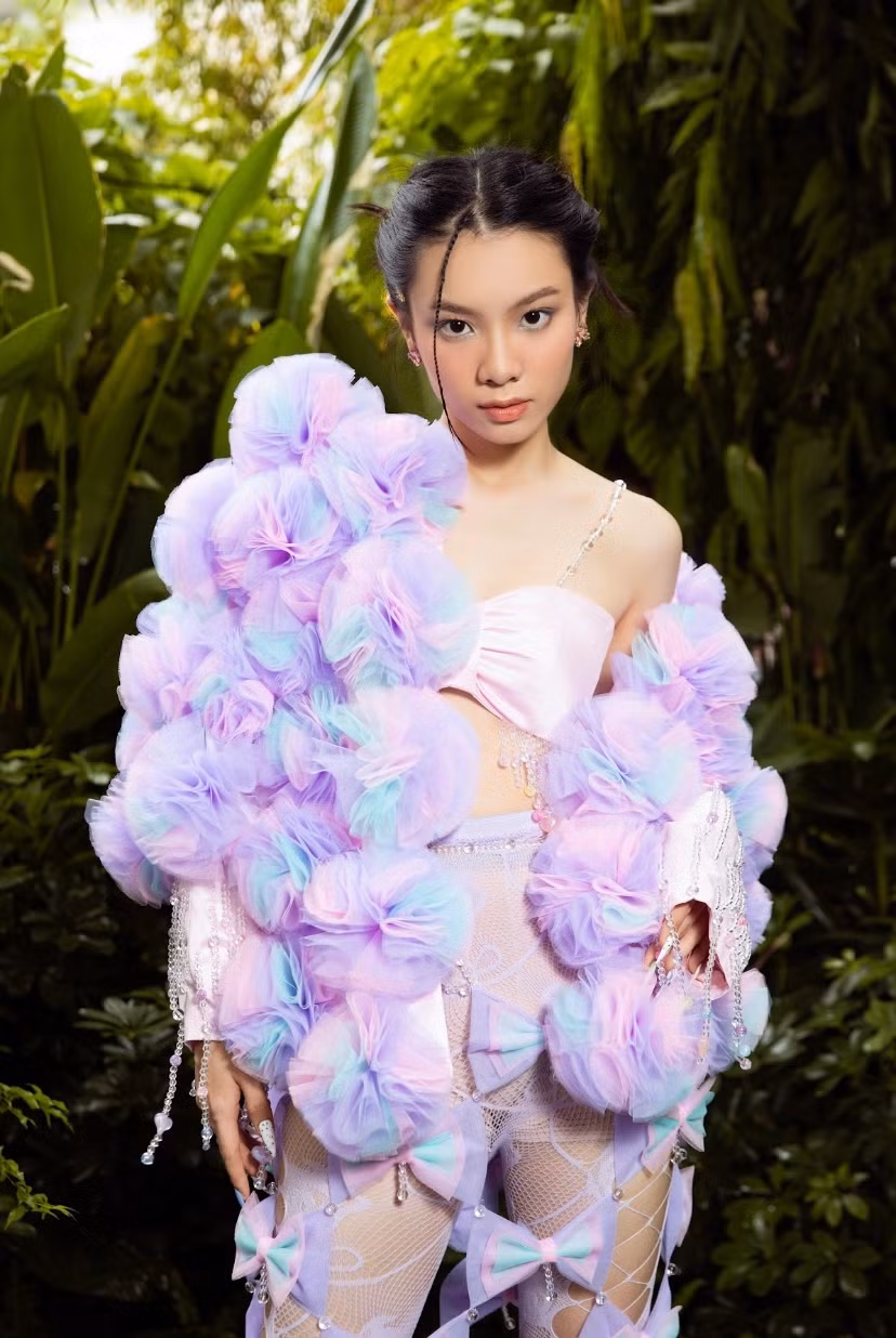 Bài hát debut “Giấc Mơ Của Em” đạt top 1 iTunes VietNam (Hiphop_Rap) trong chưa đầy 4 giờ đầu ra mắt.