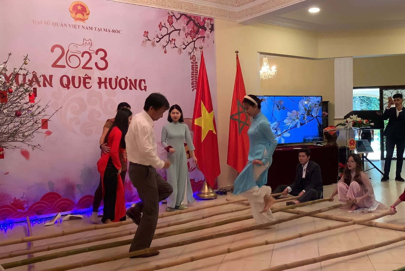 Múa sạp trong tiếng nhạc cổ truyền.