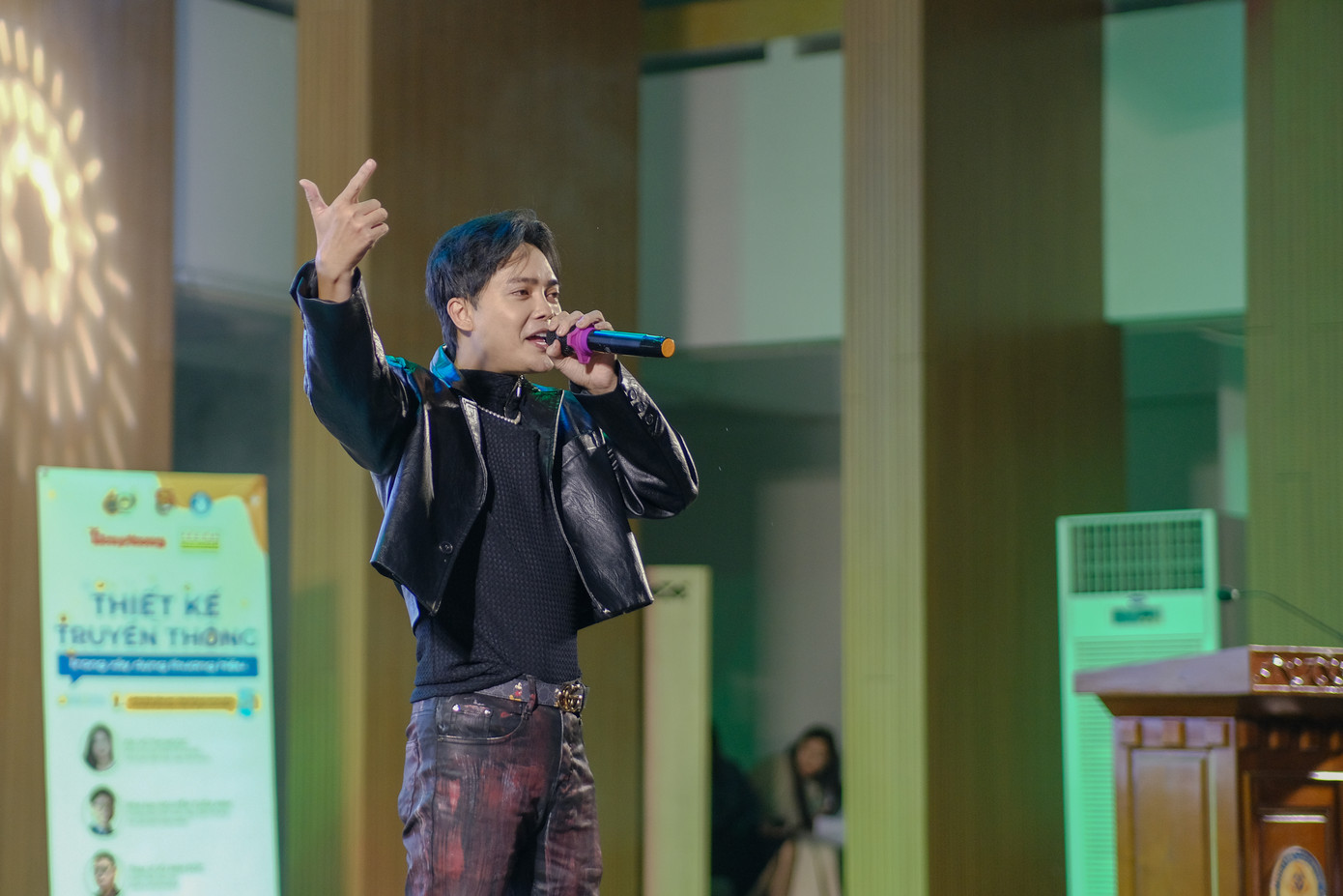 Ca sĩ Tuấn Phương xuất hiện tại chương trình.