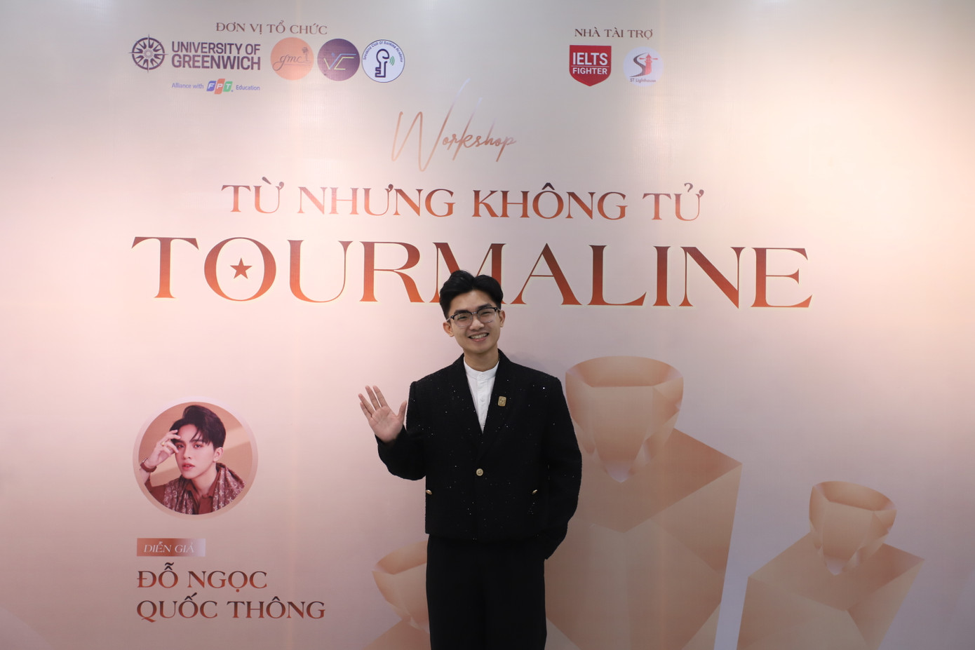 Trải qua hơn 8 tháng gắn bó với công việc văn phòng ổn định, Hoàng Long nhận ra bản thân đối với nghề MC đã hình thành niềm đam mê to lớn.