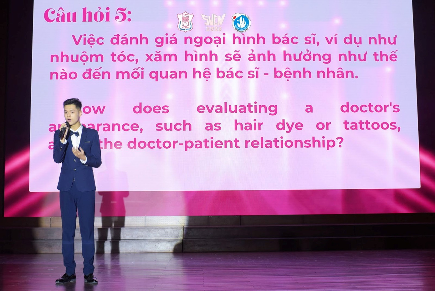 Phần thi Ứng xử bằng ngoại ngữ - thí sinh Nguyễn Minh Hiếu. Phần thi Ứng xử bằng ngoại ngữ - thí sinh Nguyễn Minh Hiếu.