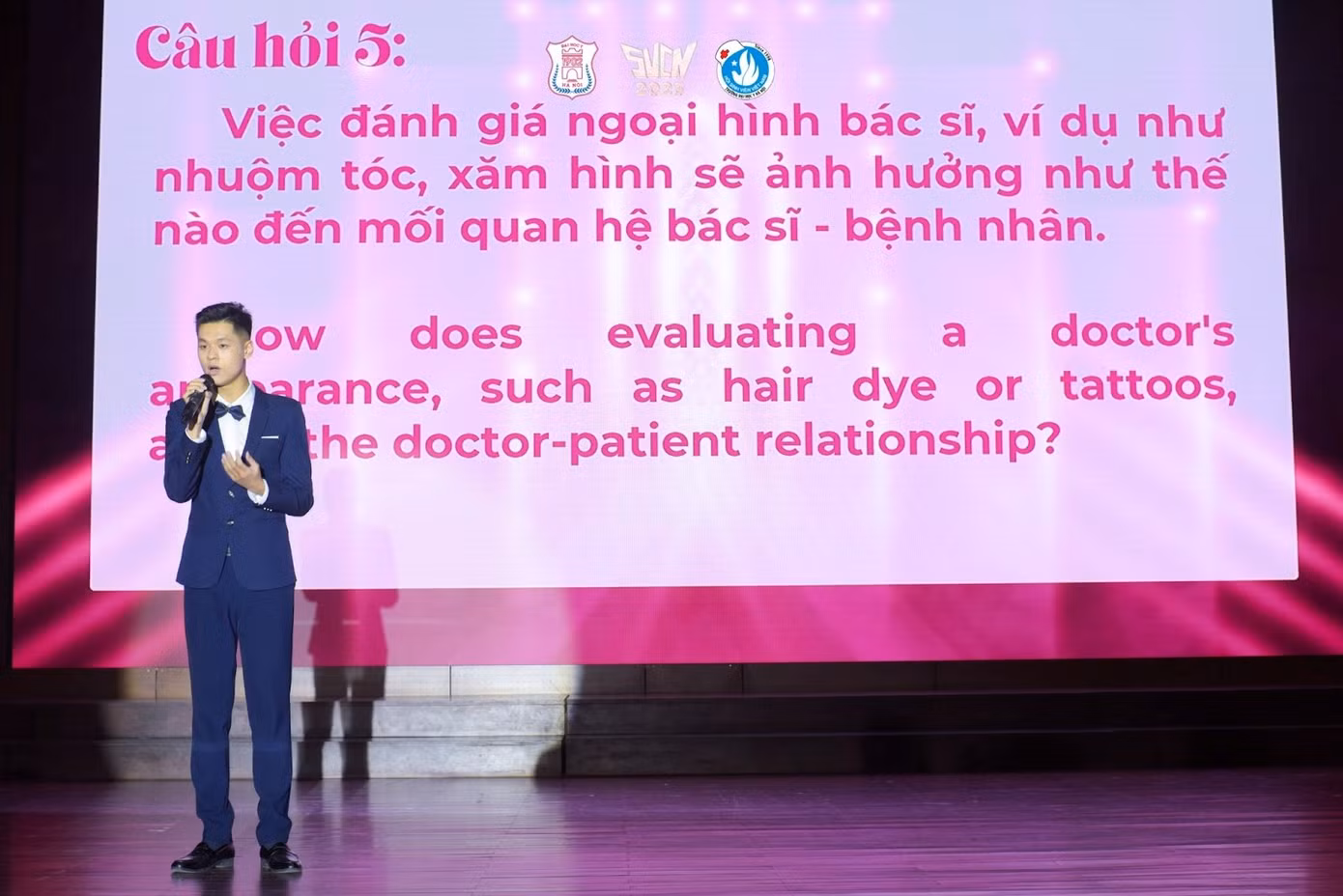 Phần thi Ứng xử bằng ngoại ngữ - thí sinh Nguyễn Minh Hiếu.
