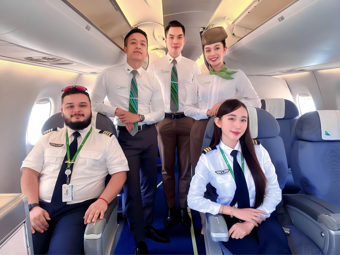 Trang Nhung cùng các đồng nghiệp.