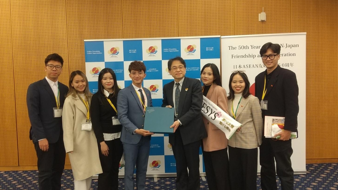 Đoàn JENESYS Việt Nam tặng quà ông Takamizu Hidero - Giám đốc Phòng Chính sách Khu vực, Cục Các vấn đề Châu Á và Châu Đại Dương, Bộ Ngoại giao Nhật Bản.