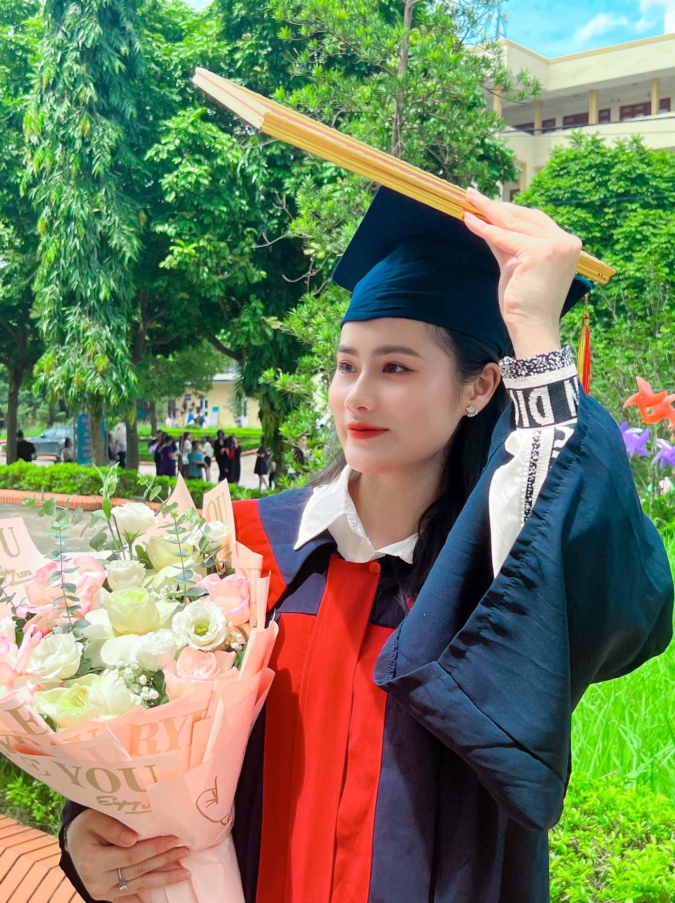 Cô vừa tốt nghiệp chuyên ngành Luật, trường Đại học Kinh tế và Quản trị Kinh doanh Thái Nguyên.