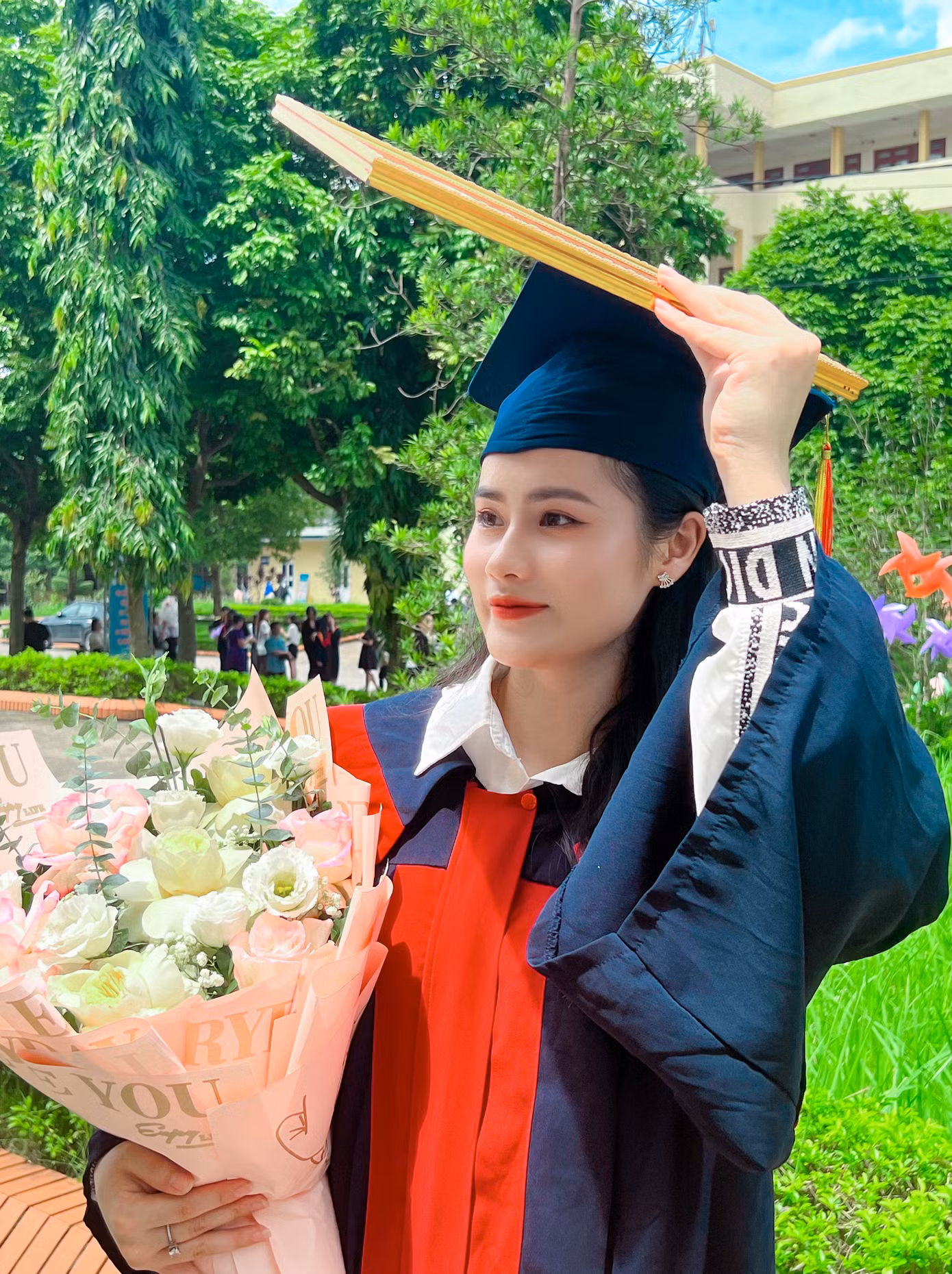 Cô vừa tốt nghiệp chuyên ngành Luật, trường Đại học Kinh tế và Quản trị Kinh doanh Thái Nguyên.