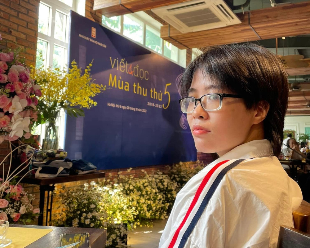 Thiên An tại một sự kiện văn học.