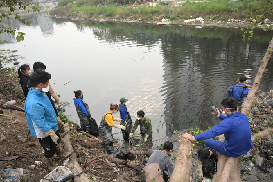 Thành viên nhóm tại một địa điểm làm việc (Ảnh NVCC) Thành viên nhóm tại một địa điểm làm việc (Ảnh NVCC)
