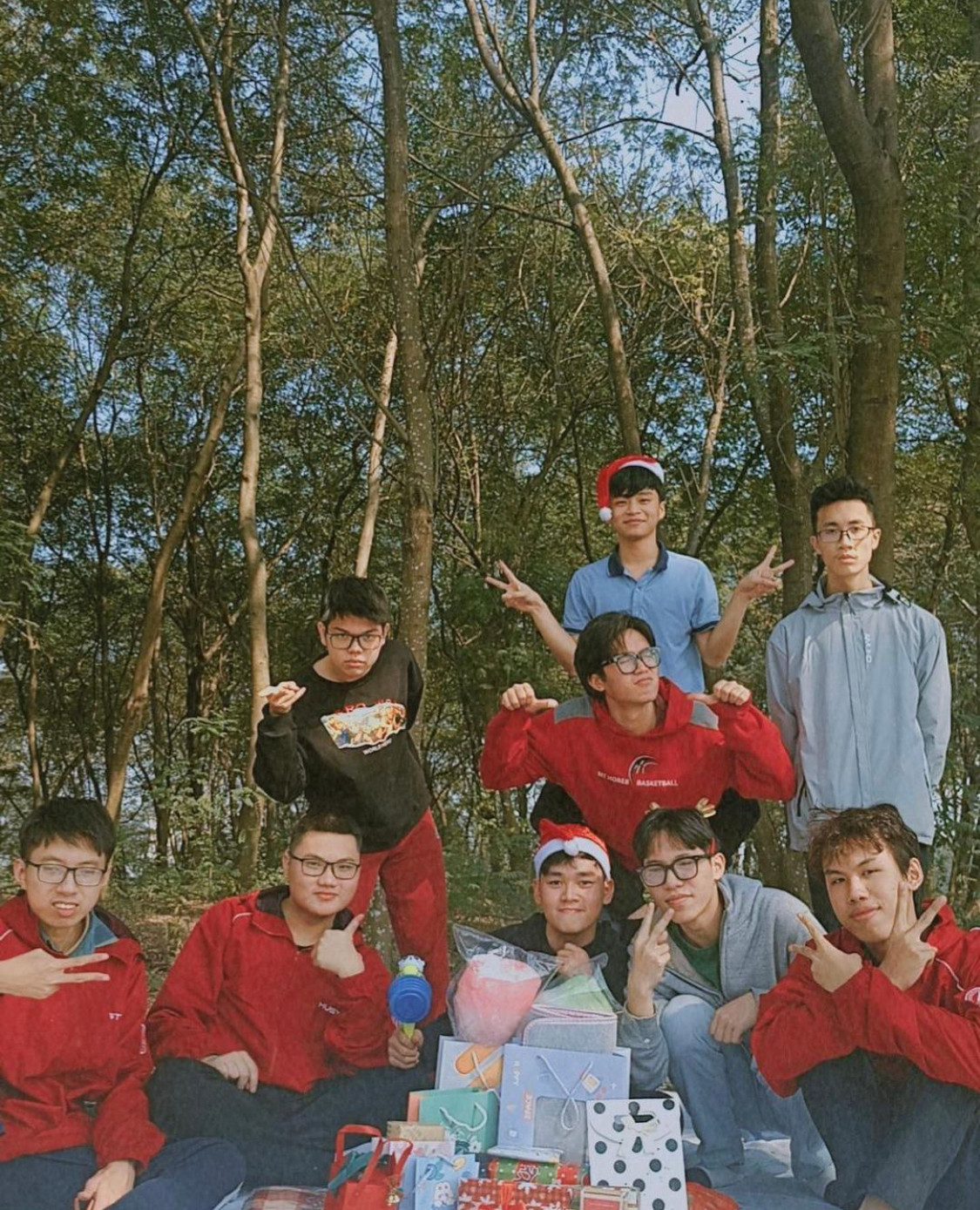 Tùng Lâm cùng những người bạn trong Câu lạc bộ, hội - nhóm.