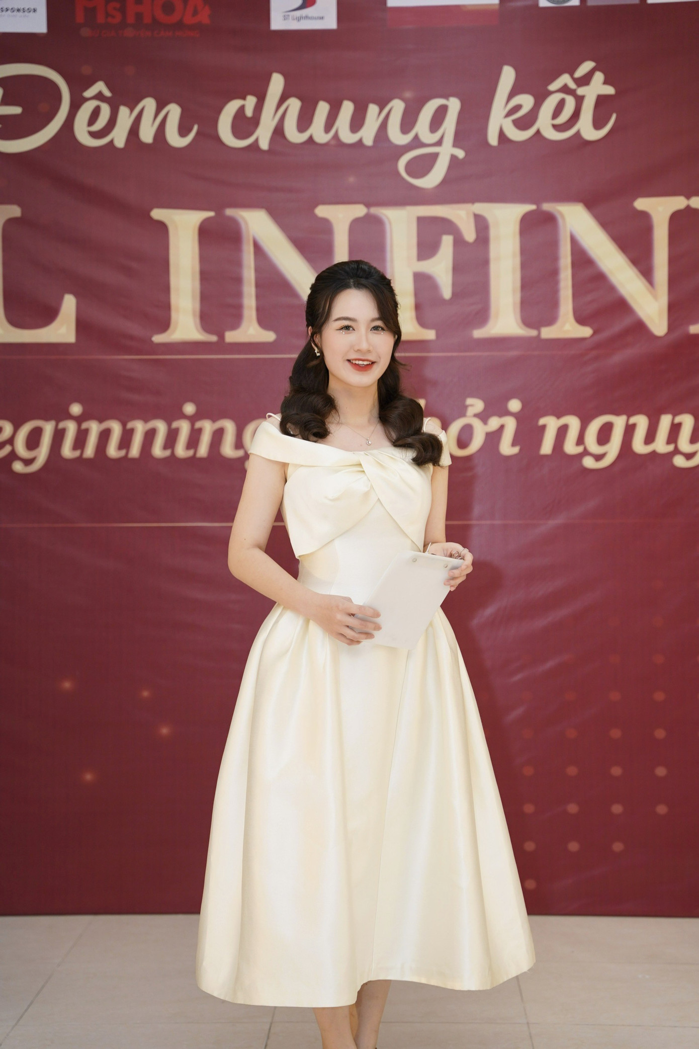 Hỷ Nhi còn xuất hiện với vai trò một giáo viên Tiếng Anh, giáo viên MC nhí giúp các bạn nhỏ.