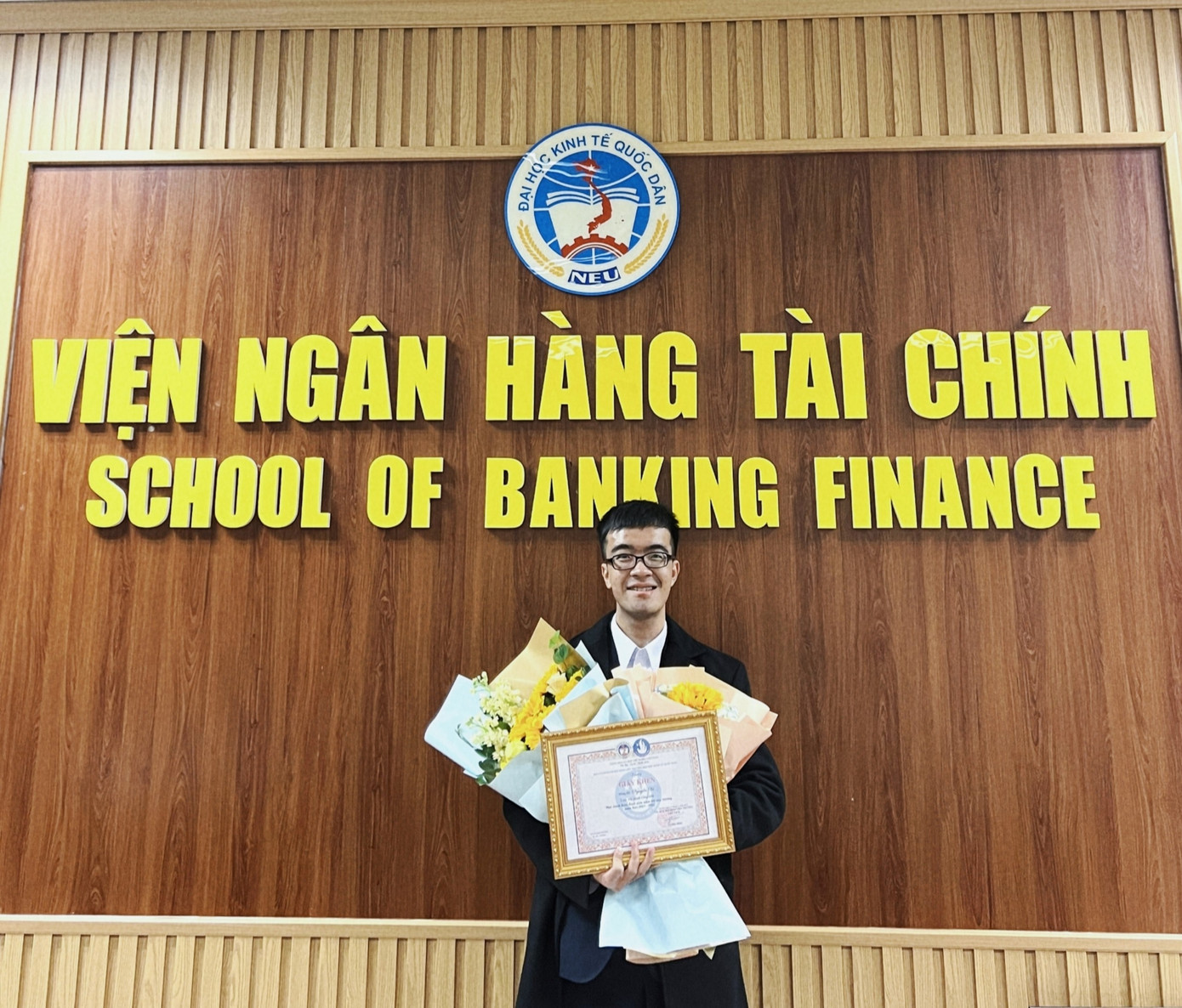 Nguyễn Vũ (sinh năm 2003) đang là sinh viên ngành Tài chính công, trường ĐH Kinh tế Quốc dân. Nguyễn Vũ (sinh năm 2003) đang là sinh viên ngành Tài chính công, trường ĐH Kinh tế Quốc dân.