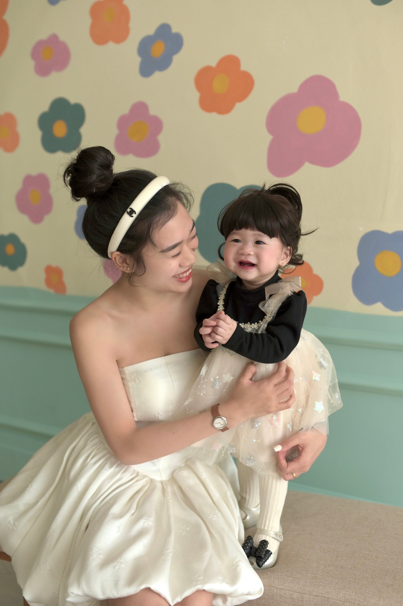 Đỗ Nhung cùng đón sinh nhật con gái đầu lòng tròn 1 tuổi. Đỗ Nhung cùng đón sinh nhật con gái đầu lòng tròn 1 tuổi.