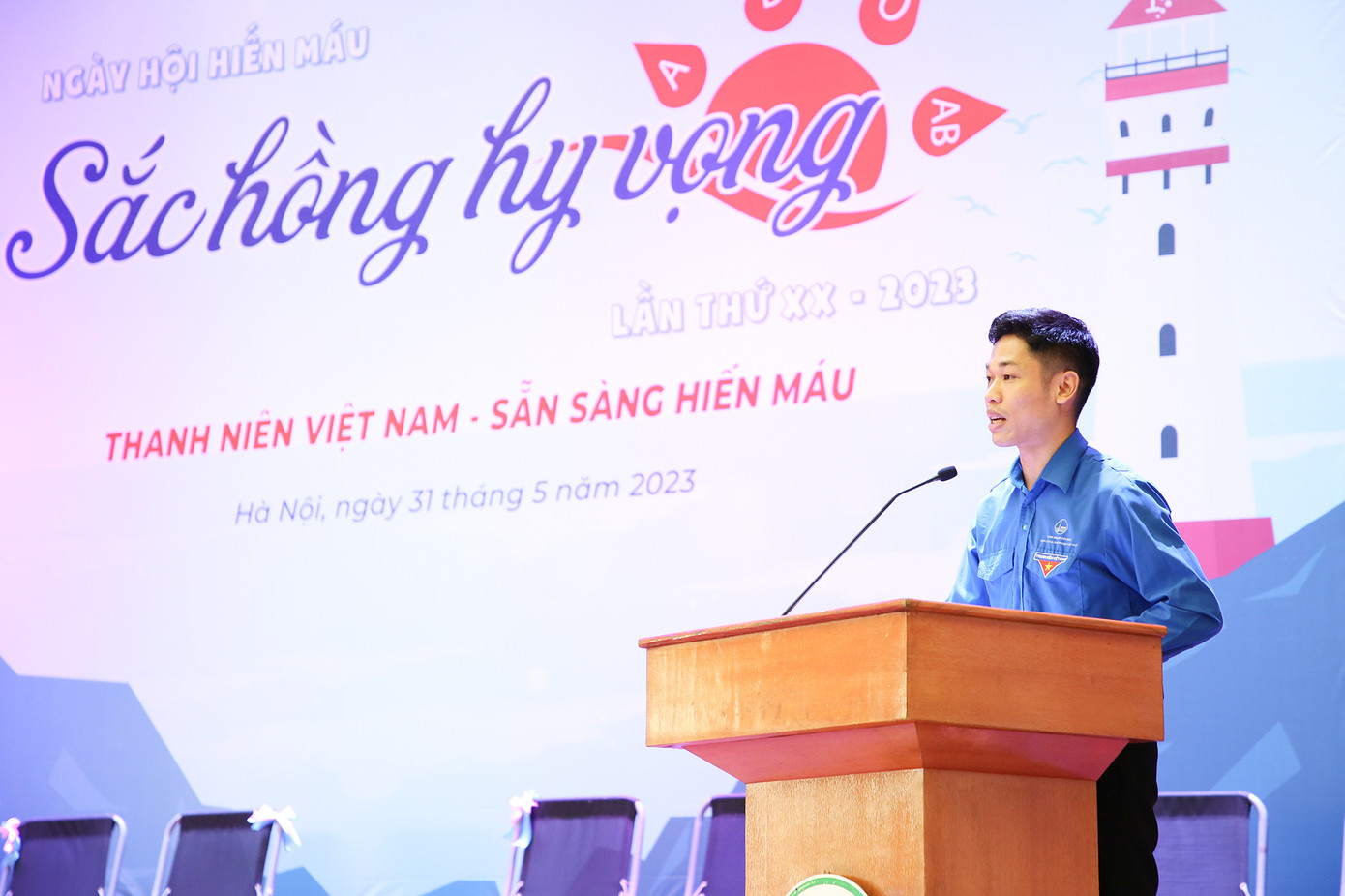 Đồng chí Tưởng Văn Thuấn – Chủ tịch Hội Sinh viên ĐHQGHN phát biểu khai mạc Ngày hội.