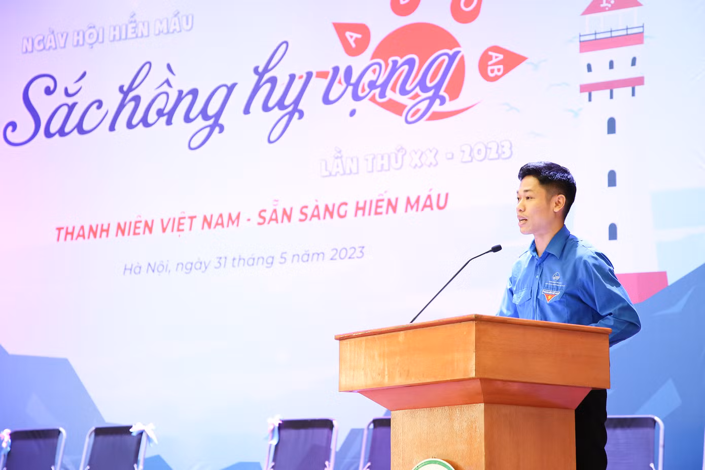 Đồng chí Tưởng Văn Thuấn – Chủ tịch Hội Sinh viên ĐHQGHN phát biểu khai mạc Ngày hội.