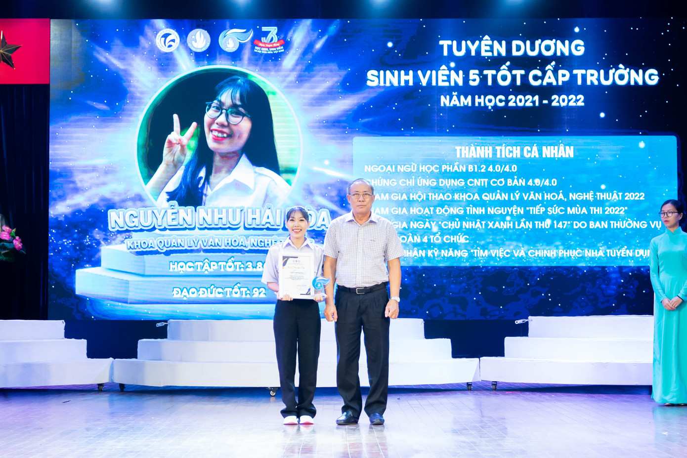 Hòa luôn dành sự ưu tiên cho việc học.