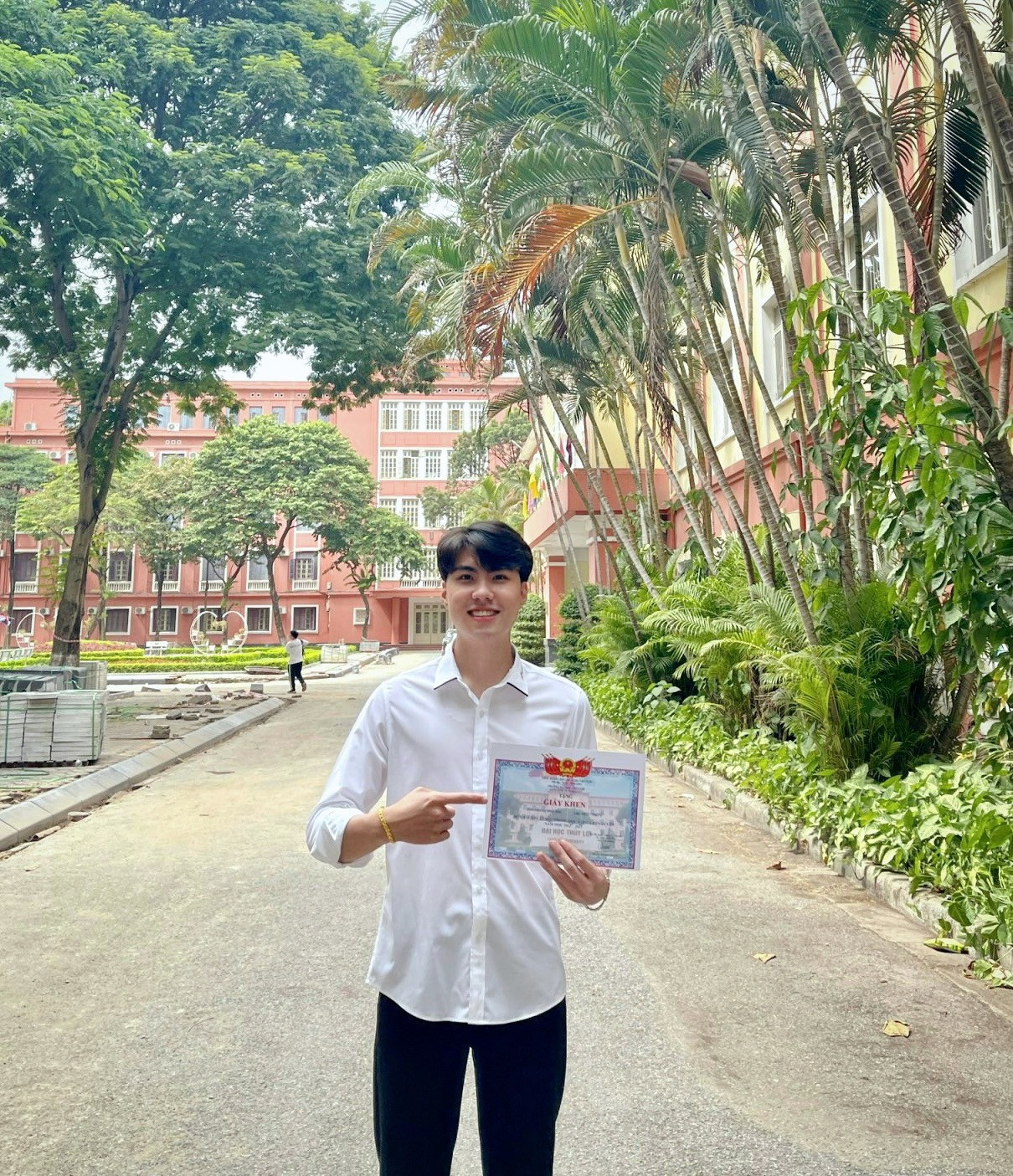 Lý Minh Đức (sinh năm 2002) đang là sinh viên năm cuối ngành Quản trị Kinh doanh, chuyên ngành Thương mại điện tử, trường Đại học Thủy Lợi.