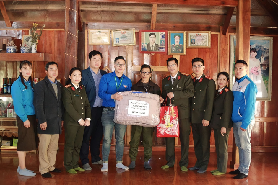 Anh Hoàng Ngọc Ánh (thứ 5 từ trái sang), đại diện đội hình tình nguyện Đông Ấm 2022 và Xuân yêu thương 2023 Trường Đại học Y tế công cộng thăm hỏi và trao tặng những phần quà tới các gia đình chính sách, thương bệnh binh, cựu TNXP trên địa bàn xã Thành Sơn, huyện Mai Châu, tỉnh Hòa Bình.