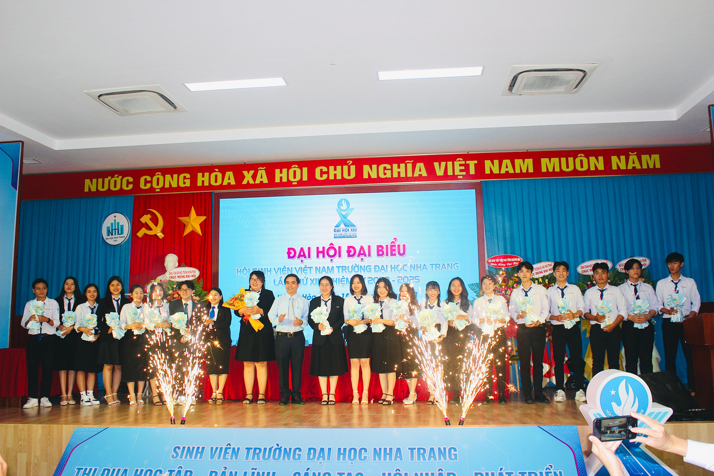 Đại hội Đại biểu Hội Sinh viên Trường Đại học Nha Trang - Bích Phượng được đại hội tín nhiệm bầu trở thành Tân Chủ tịch Hội Sinh viên Trường. Đại hội Đại biểu Hội Sinh viên Trường Đại học Nha Trang - Bích Phượng được đại hội tín nhiệm bầu trở thành Tân Chủ tịch Hội Sinh viên Trường.