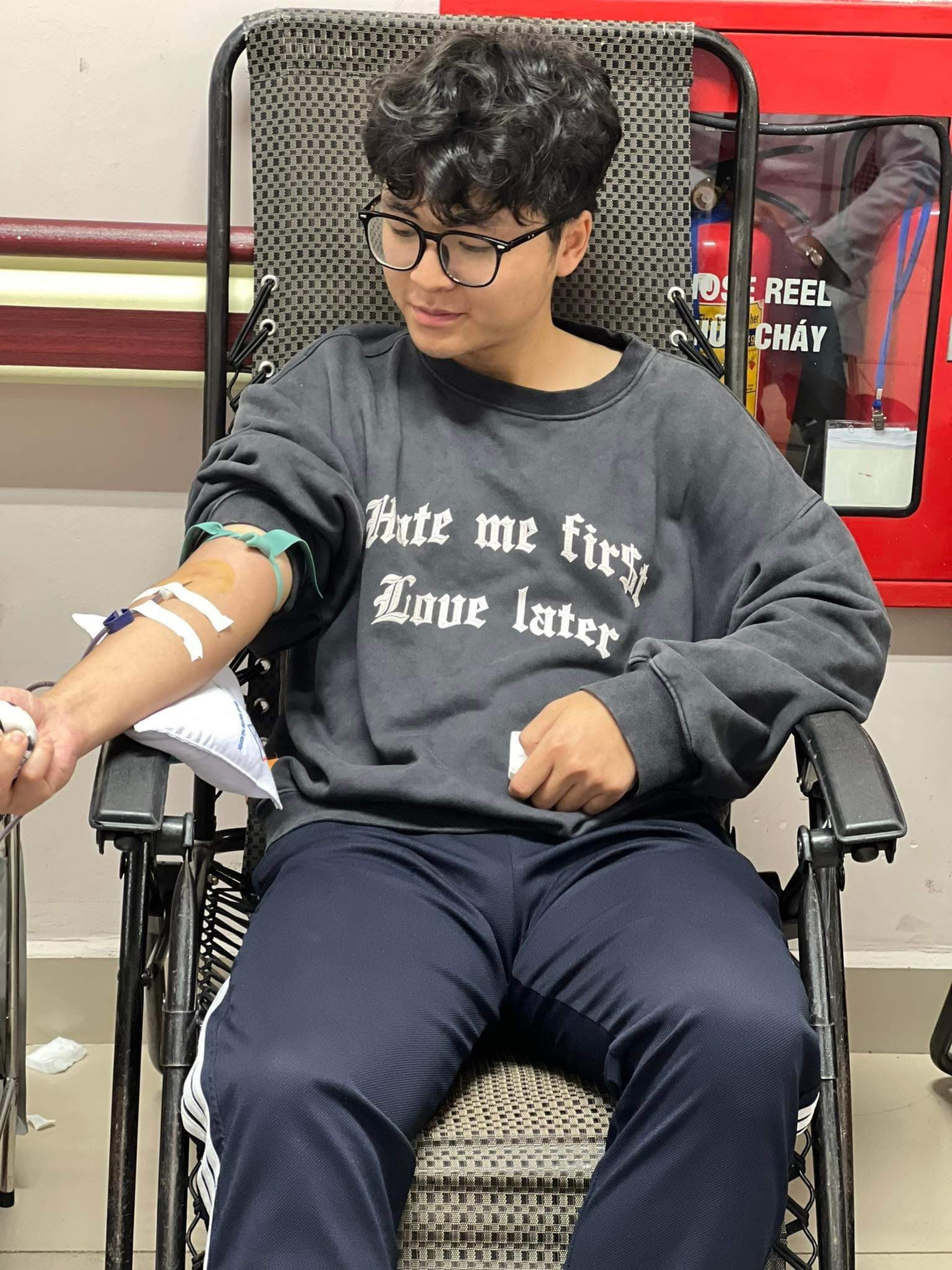 Minh Quân tham gia hiến máu nhân đạo. Minh Quân tham gia hiến máu nhân đạo.