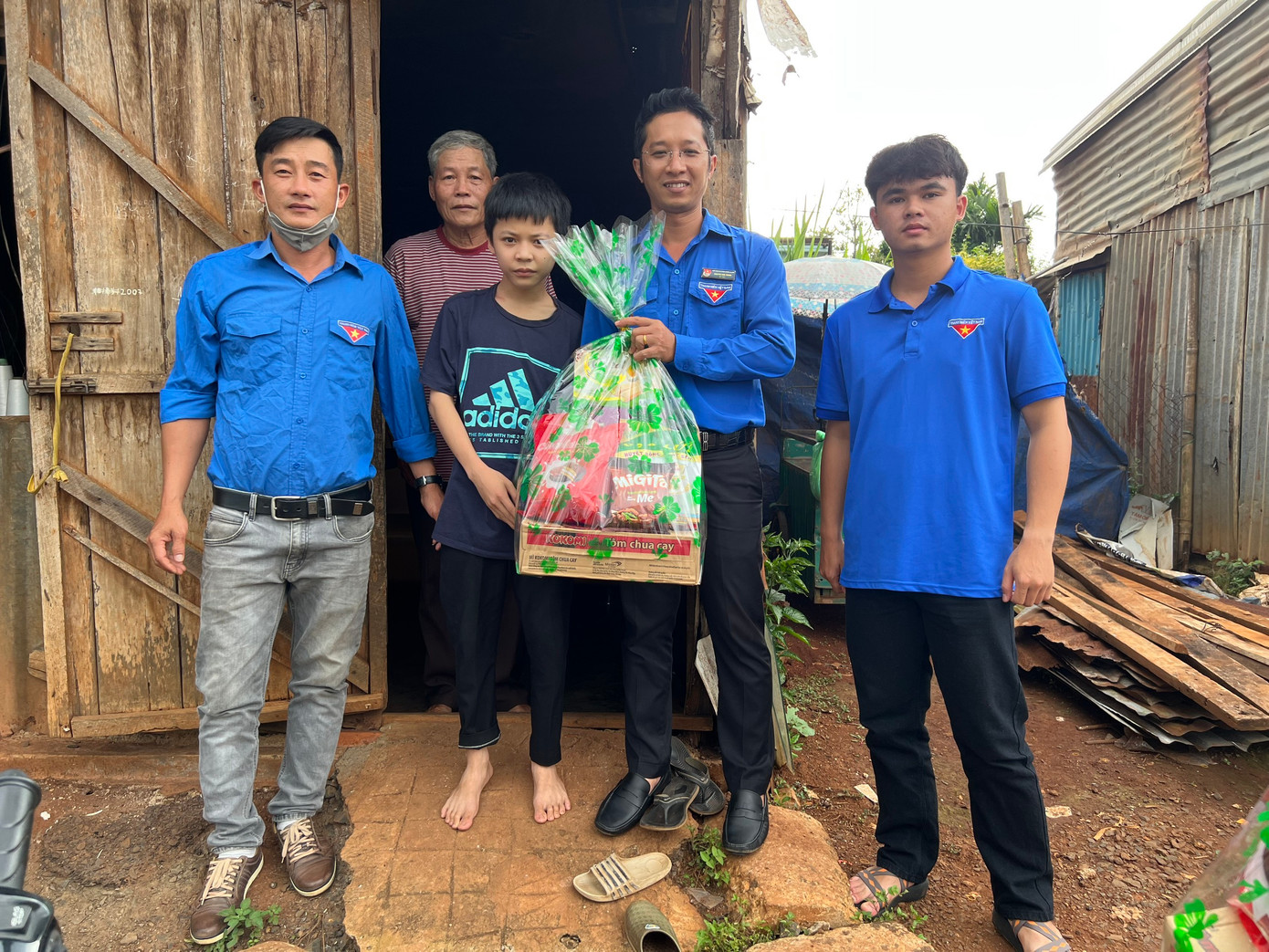 Tặng quà 1/6 cho các em học sinh có hoàn cảnh khó khăn.