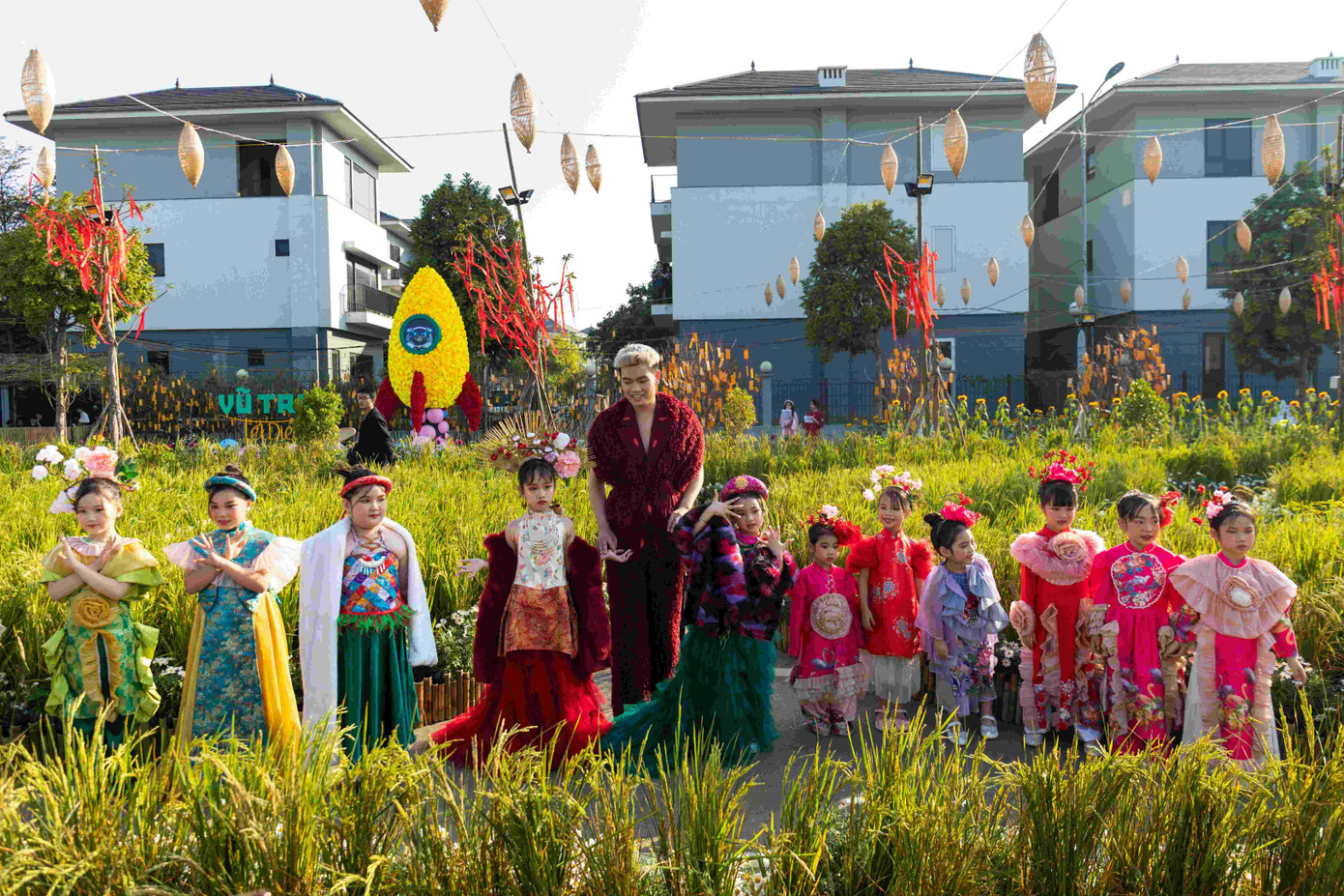 NTK Đức Lương cùng các siêu mẫu nhí.