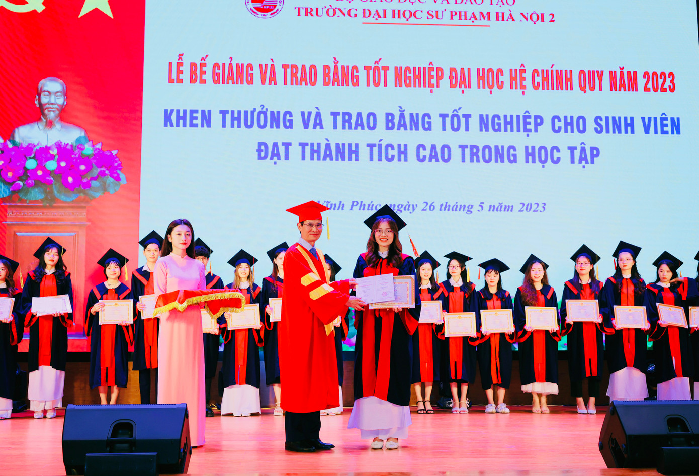 Thầy Hiệu trưởng trường Đại học Sư phạm Hà Nội 2 tặng giấy khen sinh viên có thành tích cao trong học tập và trao bằng tốt nghiệp. Thầy Hiệu trưởng trường Đại học Sư phạm Hà Nội 2 tặng giấy khen sinh viên có thành tích cao trong học tập và trao bằng tốt nghiệp.