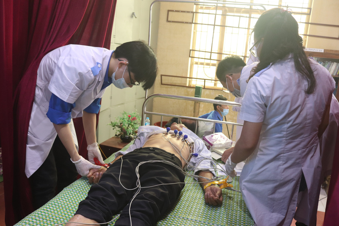 Tham gia khám chữa bệnh tình nguyện. Tham gia khám chữa bệnh tình nguyện.