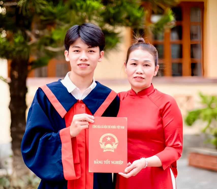 Nguyễn Đình Duy tân sinh viên ngành khoa học máy tính của Đại học Bách khoa Hà Nội. Nguyễn Đình Duy tân sinh viên ngành khoa học máy tính của Đại học Bách khoa Hà Nội.