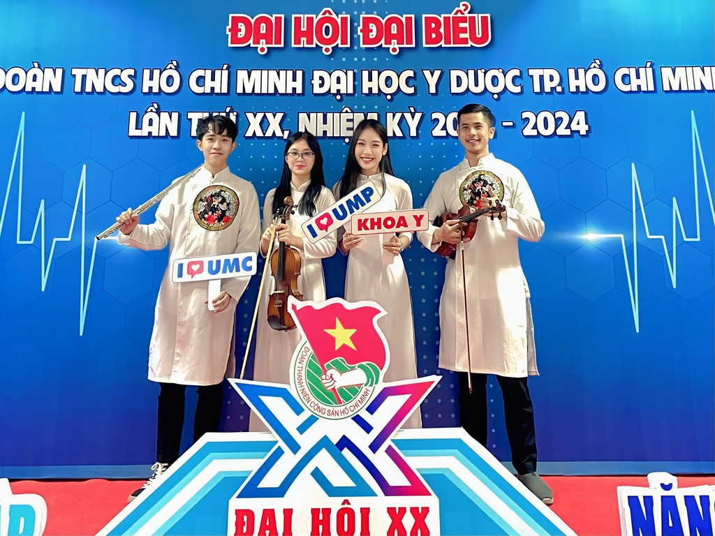 Bảo Trân tham gia các chương trình văn nghệ tại trường. Bảo Trân tham gia các chương trình văn nghệ tại trường.