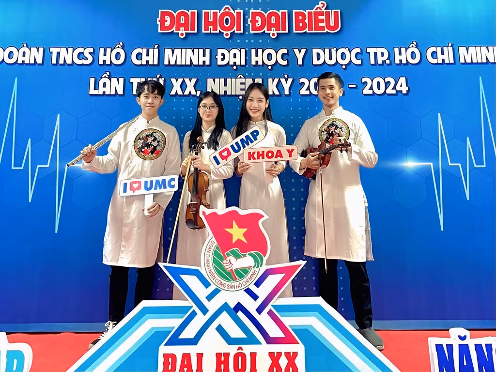 Bảo Trân tham gia các chương trình văn nghệ tại trường.
