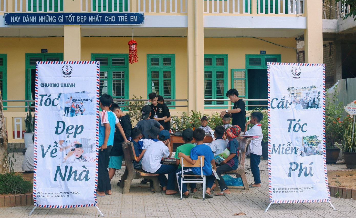 Tổ chức cắt tóc miễn phí cho các em nhỏ tại Trường Tiểu học Hương Hữu.