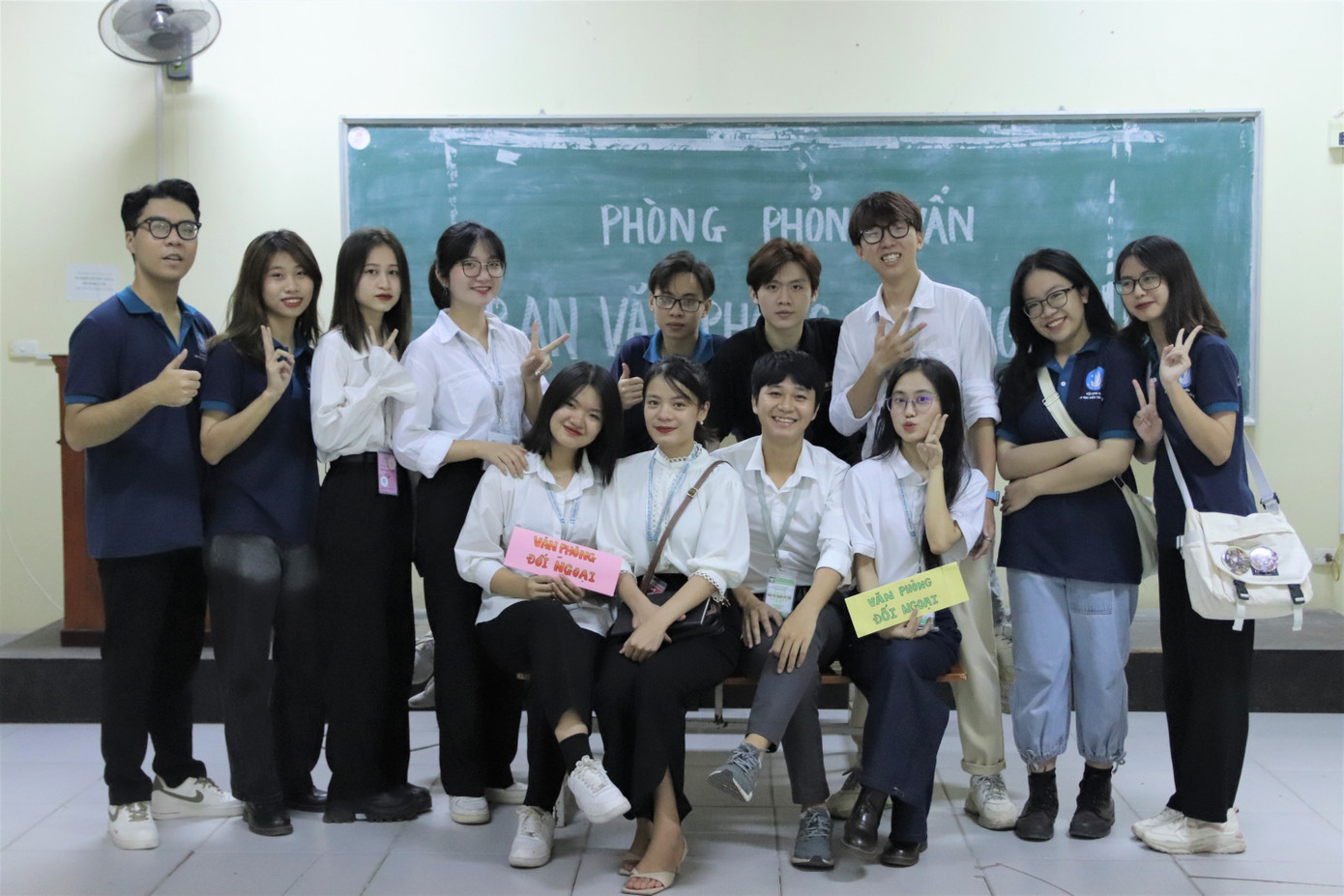 Thùy Liên và ban đối ngoại Hội Sinh viên. Thùy Liên và ban đối ngoại Hội Sinh viên.