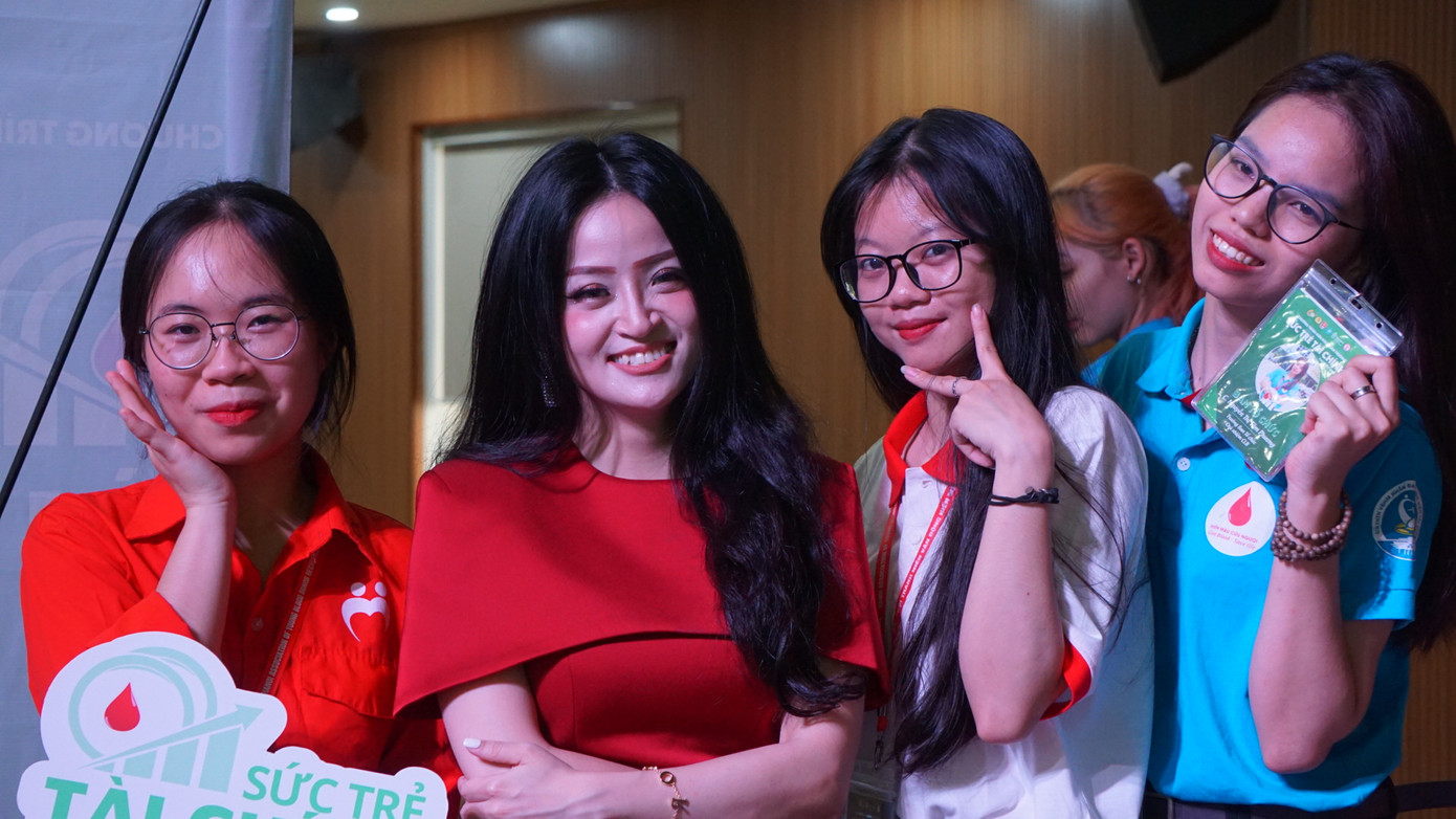 Th.S Phạm Việt Hà (thứ hai từ trái qua) - Giảng viên khoa Kinh tế là Đại sứ truyền thông đồng hành cùng chương trình. Th.S Phạm Việt Hà (thứ hai từ trái qua) - Giảng viên khoa Kinh tế là Đại sứ truyền thông đồng hành cùng chương trình.