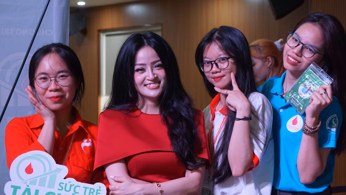 Th.S Phạm Việt Hà (thứ hai từ trái qua) - Giảng viên khoa Kinh tế là Đại sứ truyền thông đồng hành cùng chương trình.